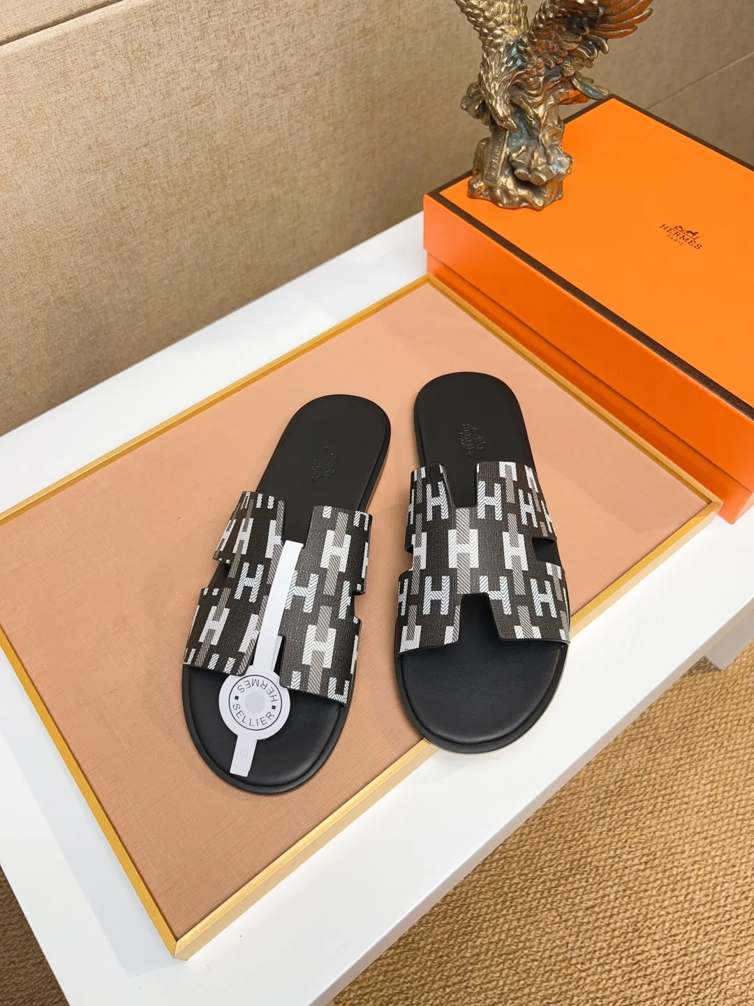 Men's clothing and shoes 💰280 💅💅💅 new arrival. Hermes Hermes official website latest counter synchronized new oran color leather H slippers, the original Paris version flew back to the original model and opened the mold to make it perfectly🍌The highest quality Sincerity, you can enter and leave the counter at will [Deyi] The upper is made of original customized  colored palm prints, crocodile print, ostrich print, colored cow leather, colored cow suede, 🤔 horse hair, 🥳 colored diamonds, 🥰 3D printing, and other genuine leather slippers, imported cow pattern foot pad lining, Italian  latest original genuine leather combination outsole Code number: 38-48 (customized at 46.47.48) Can be made into picture combination sole with genuine leather pattern and ordinary molded outsole